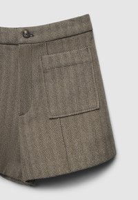 Pantaloncini marroni con motivo a spina di pesce, caratterizzati da una tasca frontale, chiusura con bottone e tessuto strutturato con un motivo sottile.