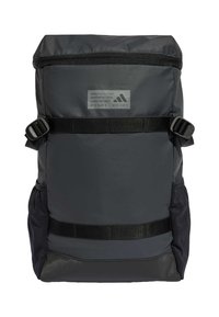 Dunkelgrauer Rucksack mit Roll-Top-Design, ausgestattet mit verstellbaren Riemen, einem Logopatch und einer strukturierten schwarzen Seitentasche.