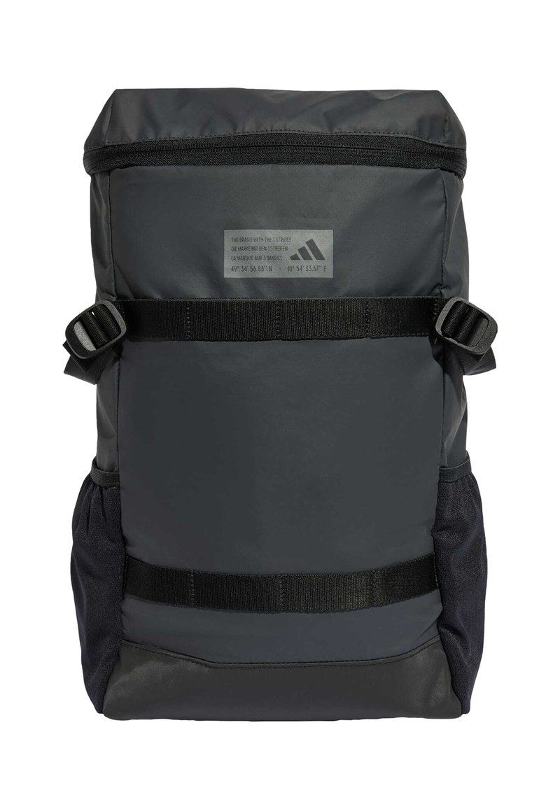 Dunkelgrauer Rucksack mit Roll-Top-Design, ausgestattet mit verstellbaren Riemen, einem Logopatch und einer strukturierten schwarzen Seitentasche.