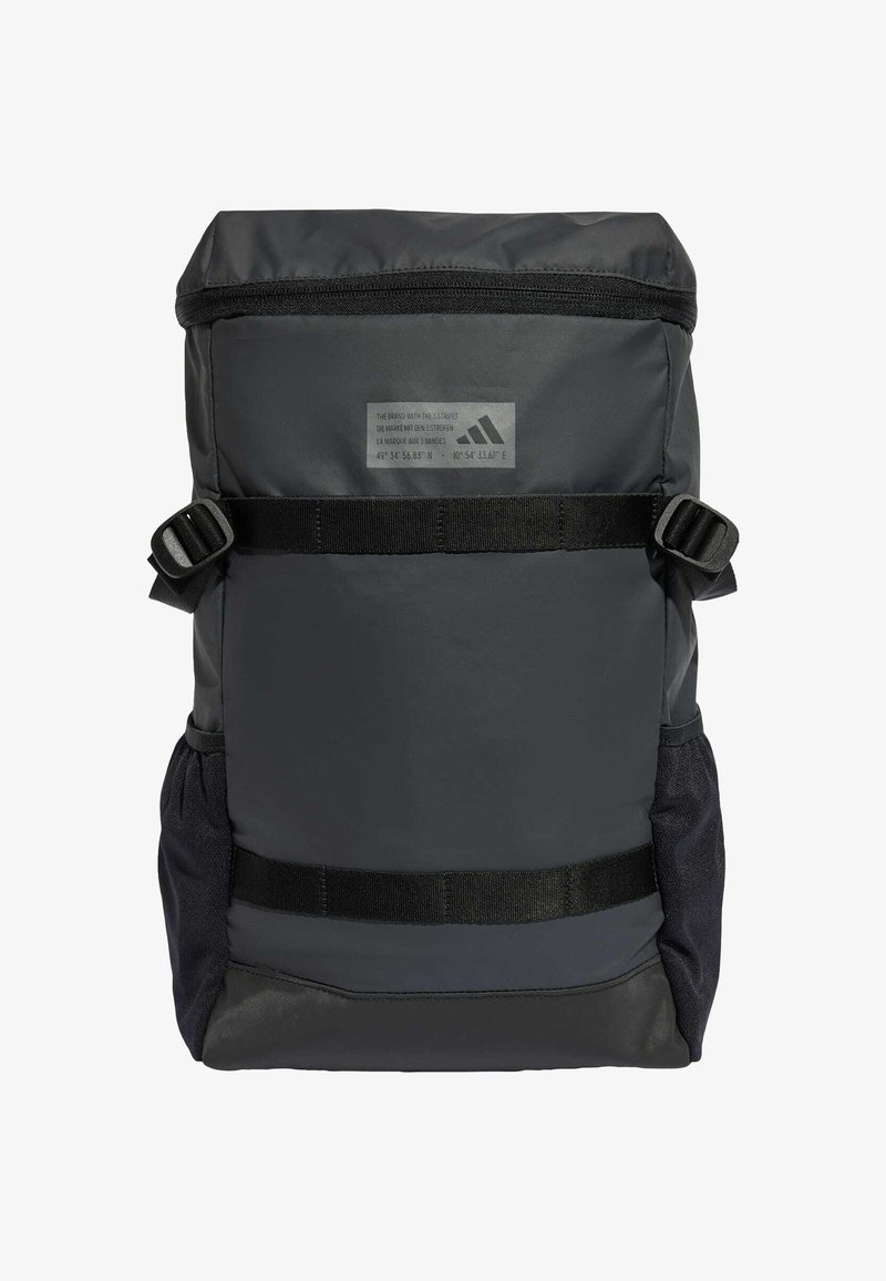 Dunkelgrauer Rucksack mit Roll-Top-Design, ausgestattet mit verstellbaren Riemen, einem Logopatch und einer strukturierten schwarzen Seitentasche.