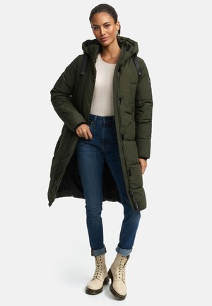 Lange, olijfgroene pufferjas met een capuchon, voorzien van een ritssluiting aan de voorkant en zijzakken. Draag het over een licht sweater en denim jeans, met beige laarzen.