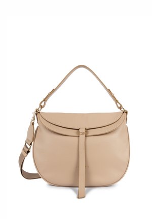 Sac à épaule en cuir beige avec une forme incurvée, un rabat arrondi et une sangle décorative au centre. Il possède des accessoires en métal doré et une bandoulière ajustable.