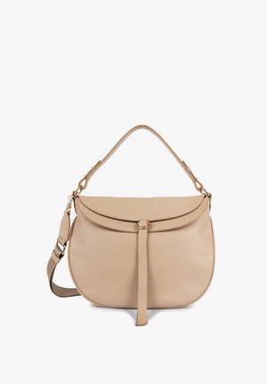 Sac à épaule en cuir beige avec une forme incurvée, un rabat arrondi et une sangle décorative au centre. Il possède des accessoires en métal doré et une bandoulière ajustable.