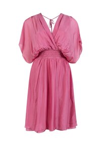 Korte roze jurk van lichte, luchtige stof met een V-hals, een gegsmokt taille en brede mouwen. Strik aan de achterkant van de hals.