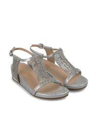 Sandalias cuña plateadas con una correa texturizada adornada con rhinestones decorativos, diseño destalonado y hebilla ajustable en el tobillo.