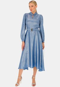 Niebieska satynowa sukienka z kołnierzykiem, długimi rękawami w kształcie bufek, z paskiem w talii i rozkloszowanym dołem. Gładka faktura z delikatnym połyskiem.