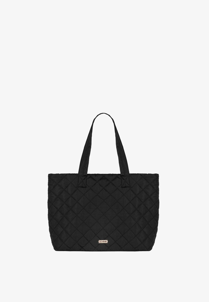 Czarna pikowana torba na ramię z dwoma paskami na ramię i małą beżową metką marki na środku przodu.