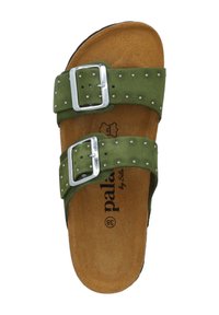 Sandalo verde in suede con due fibbie regolabili in argento, accentuato da borchie argentate e una soletta imbottita marrone. Logo stampato sulla soletta.