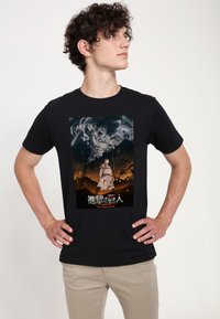 Czarny T-shirt z graficznym nadrukiem z animowanej serii, przedstawiający żywe kolory, szczegółowy wzór i tekst na dole.