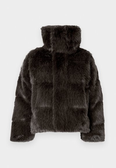 Giacca in ecopelliccia grigio scuro con collo alto, design trapuntato e tessuto strutturato. Le maniche sono leggermente larghe e imbottite.