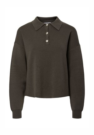 Pulóver corto verde oscuro con cuello tipo camisa, cuatro botones decorativos y mangas largas con puños acanalados. Textura suave.