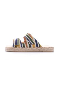 Sandalo espadrilles a righe con tessuto multicolore dalle strisce verdi, blu, arancioni e gialle, suola in juta e cinturini regolabili.