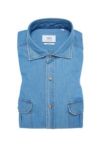 Lichtblauwe denim blouse netjes opgevouwen met een knoopsluiting aan de voorkant, twee klepzakken en een label "1863 by Eterna" aan de binnenkant van de kraag.