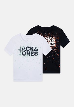 Due t-shirt a maniche corte, una bianca con schizzi verdi e testo nero "JACK & JONES", e una nera con schizzi arancioni e testo bianco.
