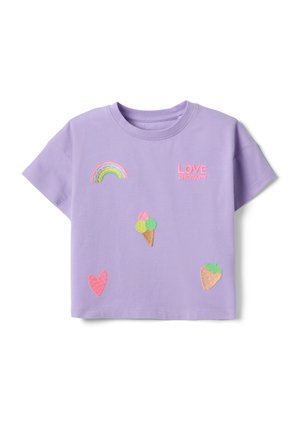 Chemise lilas à manches courtes avec broderie d'un arc-en-ciel, texte "LOVE THERAPY", cône de glace, cœur et fraise sur le devant.