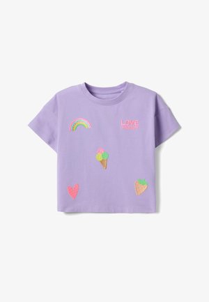 Camisa de manga corta lilas con arcoíris bordado, texto "LOVE THERAPY", diseños de cono de helado, corazón y fresa en el frente.