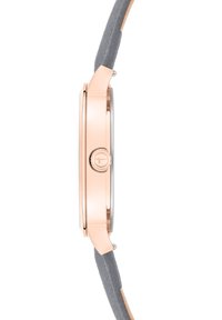 Eine Uhr mit einem Gehäuse aus roségoldenem Edelstahl, einem grauen Wildlederarmband und einem runden silbernen Zifferblatt. Sie verfügt über eine seitliche Krone zur Einstellung.