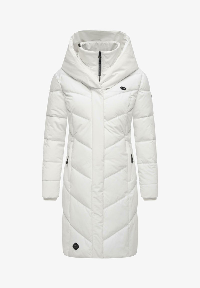 Abrigo acolchado blanco con capucha alta, que presenta un patrón de chevron diagonal, cierre frontal con cremallera y bolsillos laterales con detalles en negro.