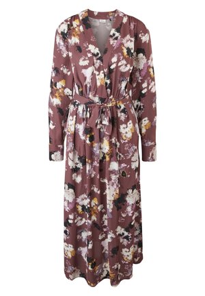 Robe longue mauve avec imprimé floral blanc, noir et jaune, manches longues, col en V et ceinture en tissu assortie nouée à la taille.