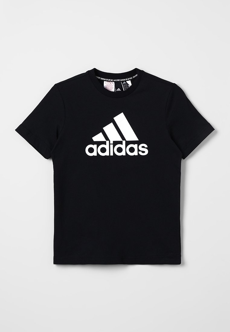 Czarna bawełniana koszulka z krótkim rękawem i okrągłym dekoltem. Z przodu duży biały logo Adidas. Gładka tekstura.