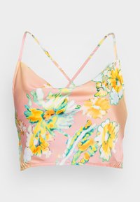 Top cropped floral em tecido cetim, com um fundo rosa e padrões florais amarelos e verdes. Alças ajustáveis em cruz.