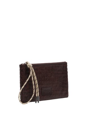 Bolso de muñeca tejido en cuero marrón oscuro con correa trenzada beige y negra, anudada y en bucle en el tirador de la cremallera.