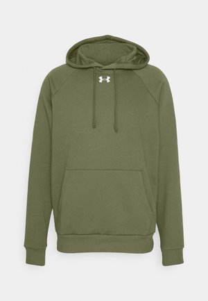 Olijfgroene hoodie, gemaakt van zacht katoen, met een voorzak, geribbelde manchetten en een wit logo op de borst.