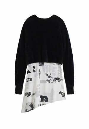 Sort fuzzy cropped sweater parret med en hvid kjole med avisptryk i sort og grå, asymmetrisk kant.