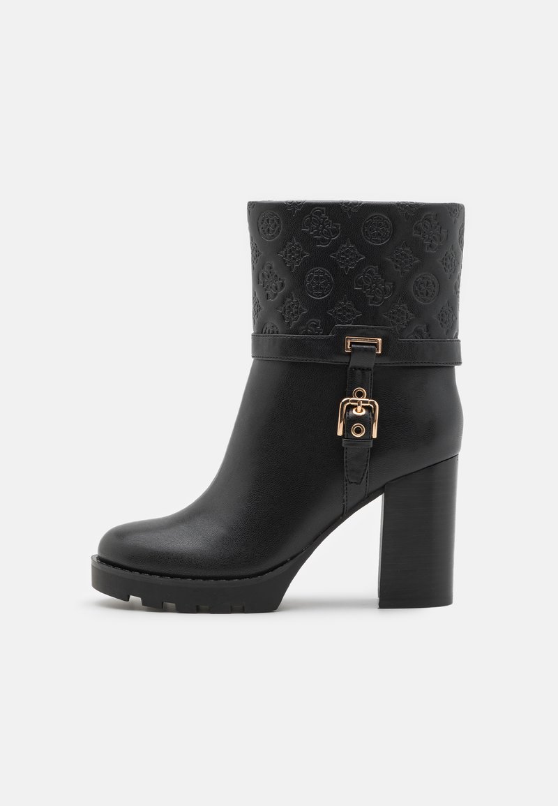 Botín negro de tacón con parte superior texturizada, acentos de hardware dorado y detalle de hebilla. Presenta una suela de plataforma gruesa para mayor altura.