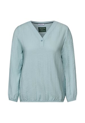 Blouse bleu clair texturée à manches longues avec col en V et un seul bouton au col, coupe ample avec ourlet et poignets élastiqués.