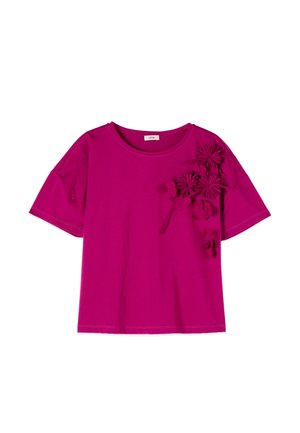 Maglietta magenta a maniche corte con scollo rotondo e decorazioni floreali 3D sulla spalla sinistra e nella zona del petto.