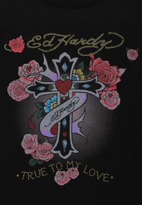 Černé pozadí s ozdobným křížem, červeným srdcem, barevnými květinami, nápisem "Ed Hardy" a textem "True to My Love", který je obklopen růžemi.