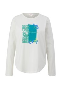 T-shirt blanc à manches longues présentant un design graphique avec des formes abstraites teal et vert, soulignées par un motif floral décoratif.