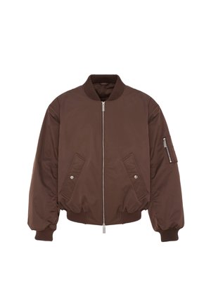 Veste bomber marron avec fermeture éclair frontale, col, poignets et ourlet côtelés, deux poches à pression et une poche zippée sur la manche gauche.