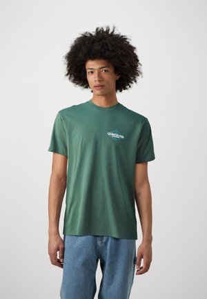 Green short-sleeve T-shirt made of smooth fabric. Features a diamond logo in white and teal, with a classic round neckline. Casual fit.
