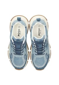Sneakers in denim con tomaia blu chiaro e motivi testurizzati, con suola intermedia bianca e suola in gomma marrone. Design con lacci e logo all'interno.