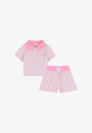 Ensemble deux pièces en coton rose clair comprenant une chemise à manches courtes à col avec texture côtelée et un short assorti à taille élastique.
