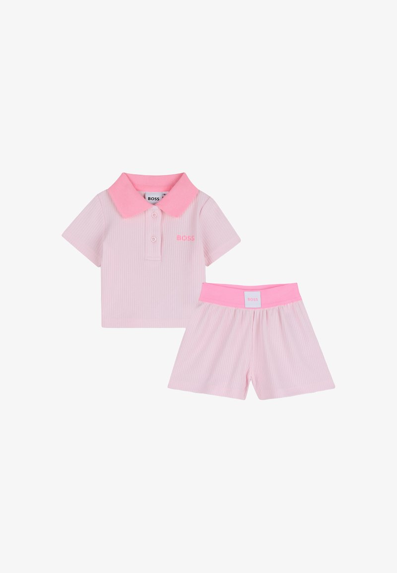 Ensemble deux pièces en coton rose clair comprenant une chemise à manches courtes à col avec texture côtelée et un short assorti à taille élastique.