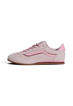 Lichtroze suède sneaker met donkerroze streep en veters, bruine rubberen zool en een laag profiel, gezien vanaf de zijkant.