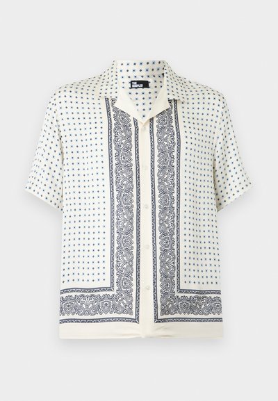 Πουκάμισο με κοντά μανίκια, κρεμ χρώματος με κουμπιά, σχέδια paisley σε ναυτικό μπλε και μικροί σταυροί, γιακάς spread και άνετη εφαρμογή.