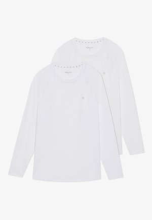 Deux t-shirts blancs à manches longues avec des encolures rondes et des manches raglan ; chacun présente un petit logo sur la poitrine. Tissu doux et lisse.