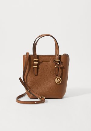 Sac en cuir pebble marron avec poignées supérieures doubles, une sangle d'épaule réglable, quincaillerie dorée et un pendentif rond au logo MK.