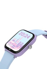 Smartwatch con quadrante rettangolare, cornice lavanda e cinturino in silicone azzurro chiaro. Lo schermo mostra l'ora, la temperatura, il battito cardiaco e i punti di riferimento.