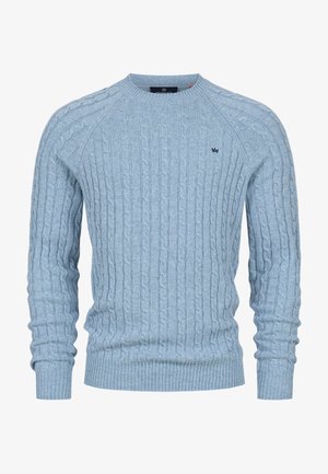 Jasnoniebieski sweter w splot kablowy z okrągłym dekoltem, długimi rękawami, ściągaczami na mankietach i u dołu oraz małym ciemnym haftowanym logo na piersi.
