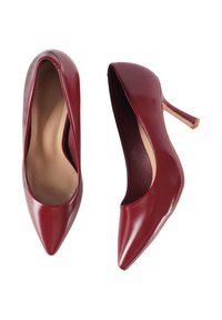 Tacchi alti in pelle verniciata bordeaux con punte appuntite e tacchi a stiletto sottili. Texture liscia e design minimalista.