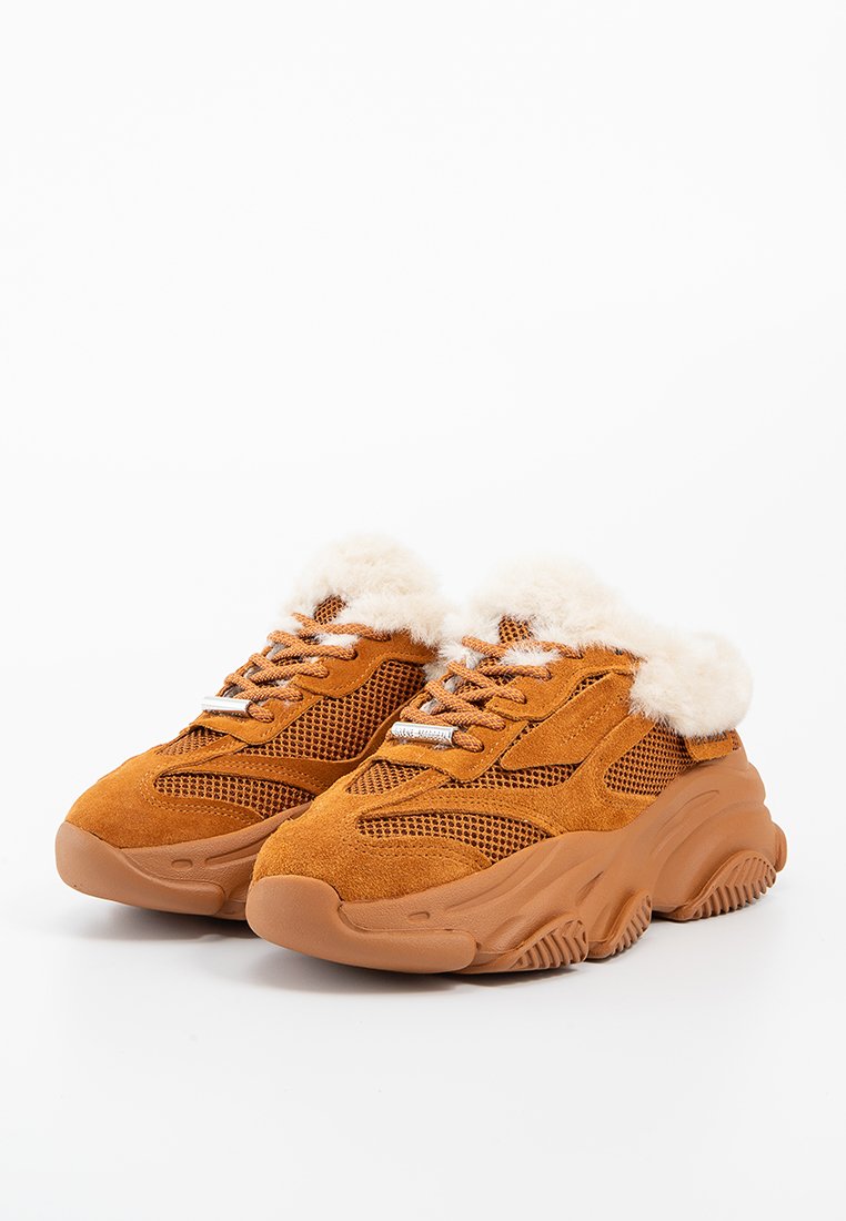 Sneaker in suede marrone con pannelli in rete, colletto peloso, suola di gomma spessa e design con lacci. Presenta delicati dettagli del logo.