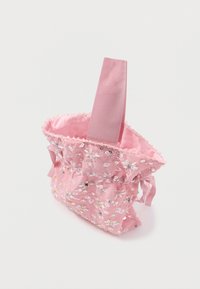 Bolsa de cetim rosa com aplicações florais e lantejoulas, apresentando um design franzido e duas alças largas e planas. Textura suave.