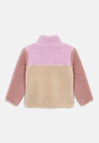 Plysj fleece-jakke med mauve ermer, lavendel øvre rygg, beige nedre rygg og stående krage, vist bakfra på en hvit bakgrunn.