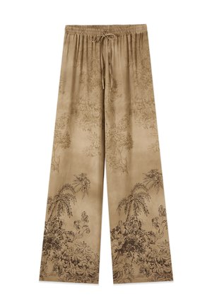 Pantaloni beige a gamba larga con cintura elastica e coulisse, caratterizzati da un delicato motivo floreale e di alberi in tonalità più scure.