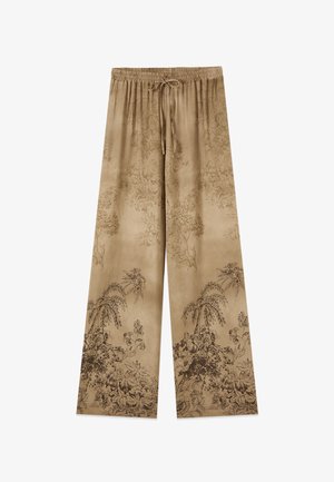Pantaloni beige a gamba larga con cintura elastica e coulisse, caratterizzati da un delicato motivo floreale e di alberi in tonalità più scure.